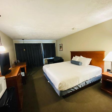 Fleetwood Inn Suites Cheboygan Exteriör bild