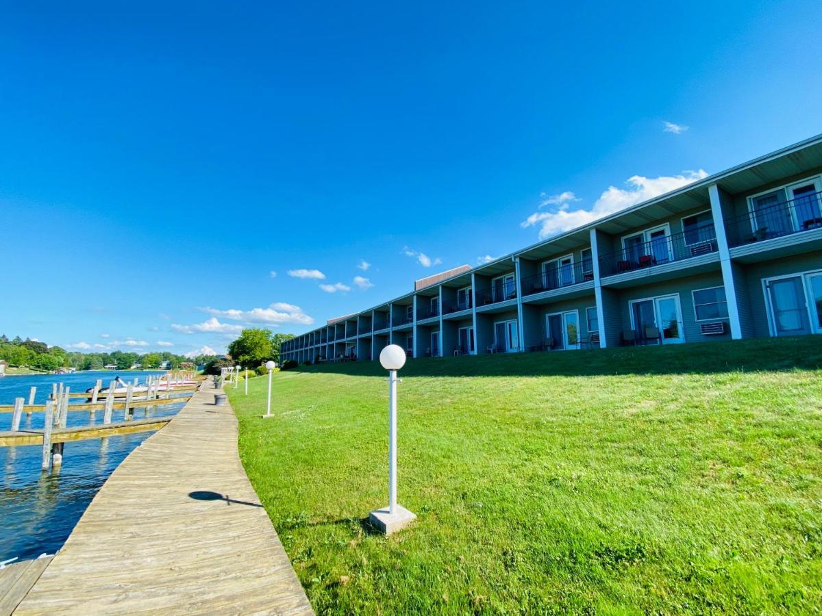 Fleetwood Inn Suites Cheboygan Exteriör bild