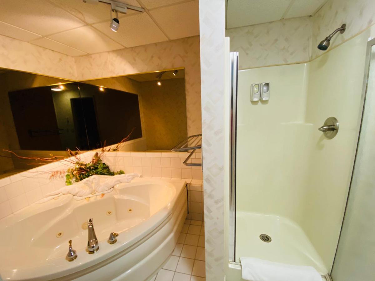 Fleetwood Inn Suites Cheboygan Exteriör bild