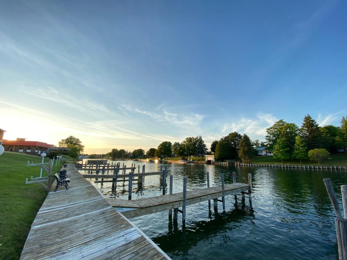 Fleetwood Inn Suites Cheboygan Exteriör bild