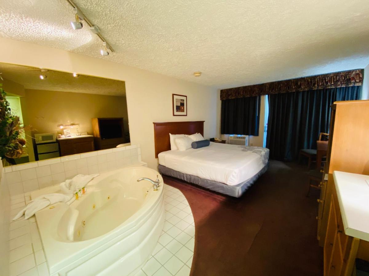 Fleetwood Inn Suites Cheboygan Exteriör bild
