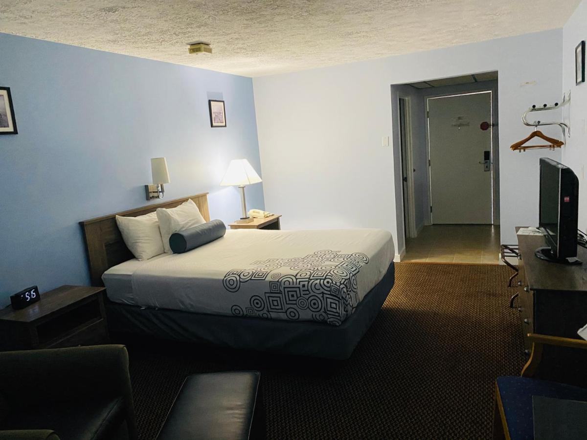 Fleetwood Inn Suites Cheboygan Exteriör bild