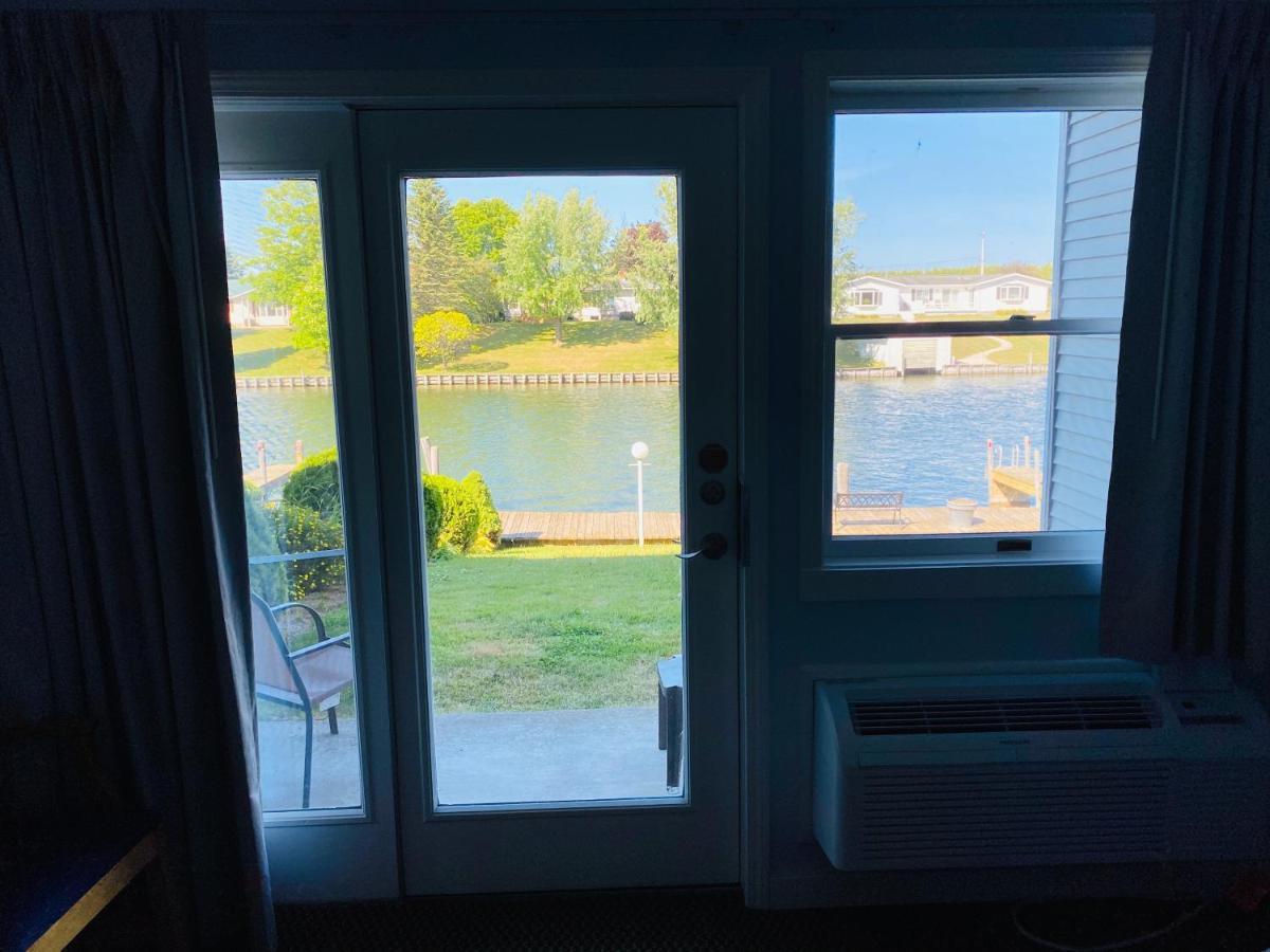 Fleetwood Inn Suites Cheboygan Exteriör bild