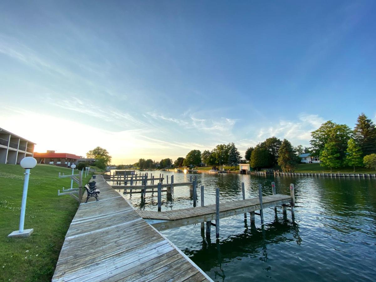 Fleetwood Inn Suites Cheboygan Exteriör bild