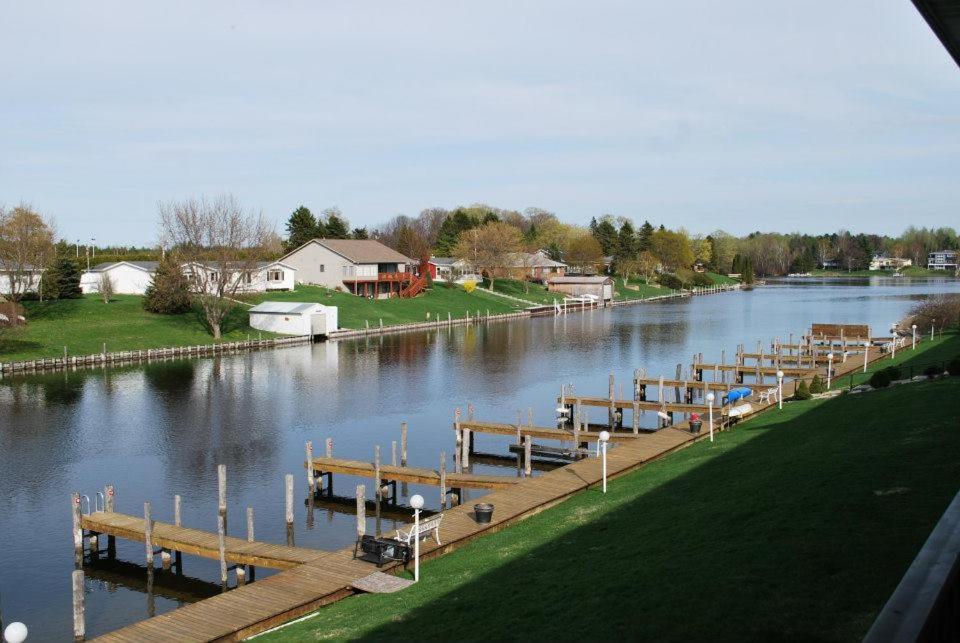 Fleetwood Inn Suites Cheboygan Exteriör bild