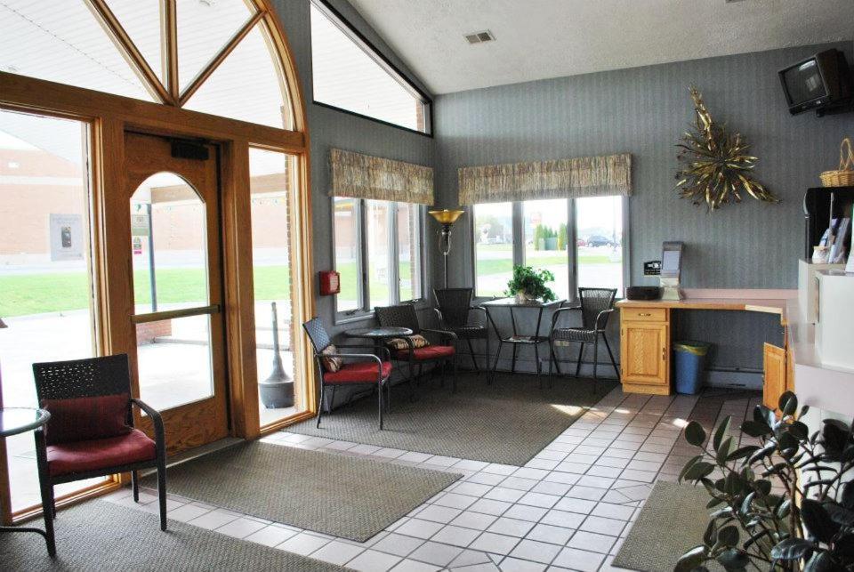 Fleetwood Inn Suites Cheboygan Exteriör bild